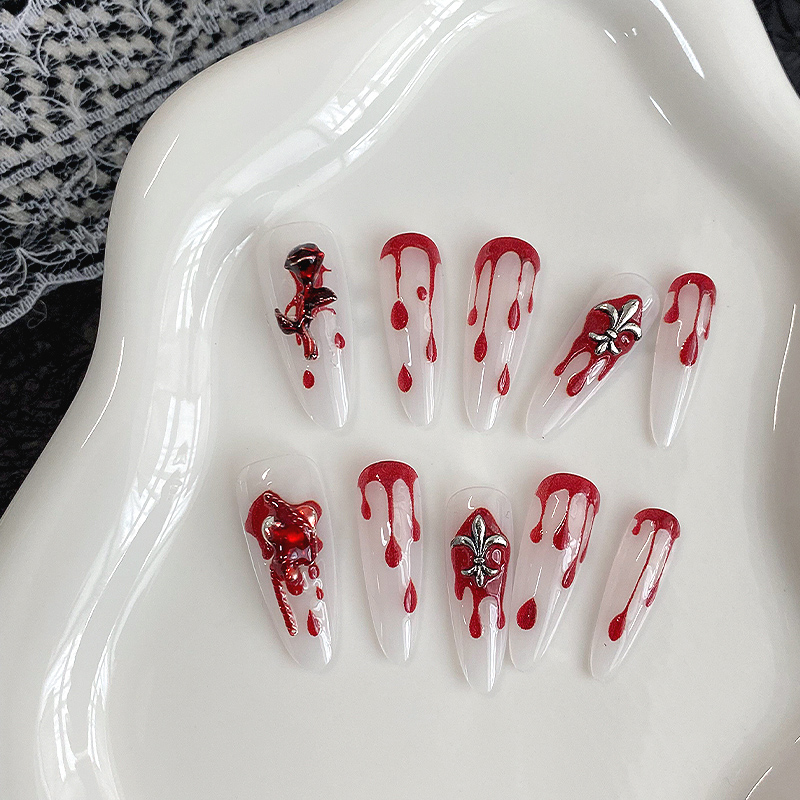 Drip Tip Resin - 10 ชิ้น เล็บปลอมทรงอัลมอนด์ยาว ฐานใส ลายหยดเลือดสีแดง พร้อมจี้โลหะรูปดอกกุหลาบ